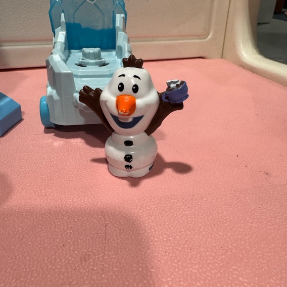 Frozen portable palace, parade cars, Olaf cafe and friends. - Picture 5 of 13